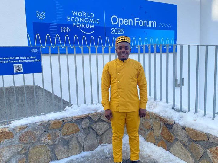 Soglo Eric Houenafa à Davos devant la signalétique World Economic Forum Open Forum 2026