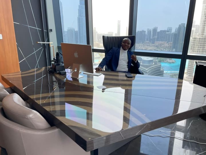 Soglo Eric Houenafa dans un environnement professionnel international