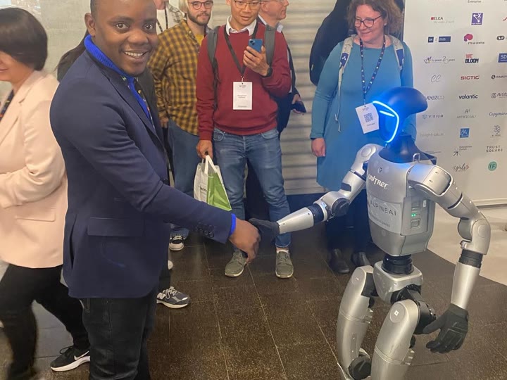 Soglo Eric Houenafa lors d’une démonstration de robotique et d’intelligence artificielle