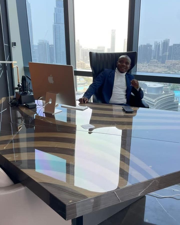 Soglo Eric Houenafa dans un environnement professionnel international